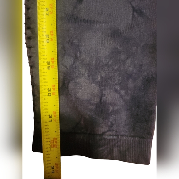 Max Studio Performance Leggings Size M  Seamless Mid-rise Cut Out Detail - Picture 3 of 6